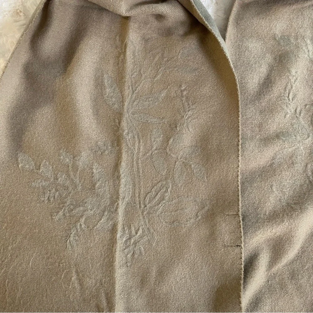 b. Boutique by evergreen Women's Scarf Two Tone Cream Tan Soft Floral‎ Detail